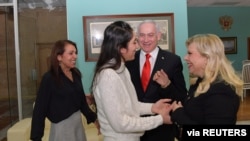 Israeli Prime Minister Benjamin Netanyahu and his wife, Sara, meet Naama Issachar and her mother, Yaffa, in Moscow, Jan. 30, 2020. (Courtesy Kobi Gideon/Government Press Office/REUTERS)