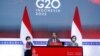올해 주요 20개국(G20) 순회 의장국인 인도네시아의 조코 위도도 대통령(중앙)이 16일 G20 정상회의가 끝난 뒤 기자회견을 하고 있다.