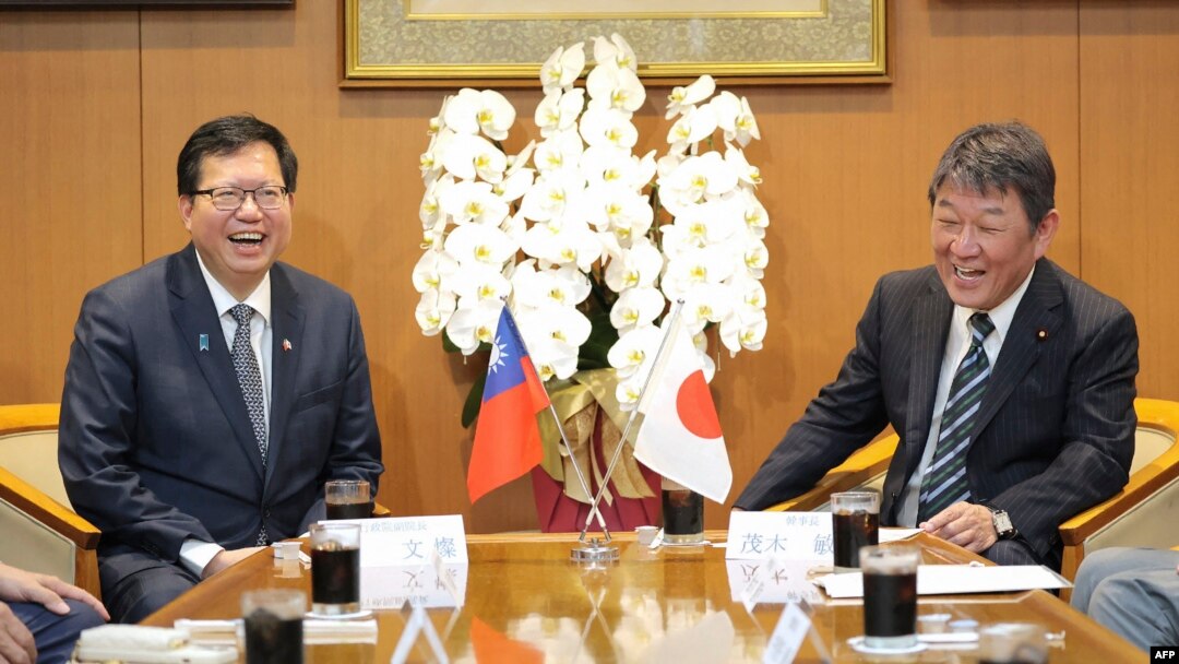 日本自民黨幹事長茂木敏充在東京會晤到訪的台灣行政院副院長鄭文燦（左）。（2023年6月28日）