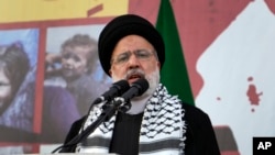 FILE - Rais wa Iran Ebrahim Raisi akizungumza katika mkutano wa hadhara wa kupinga vitendo vya Israel katika Viwanja vya Islamic Revolution Square, Tehran, Iran, OKtoba. 18, 2023.