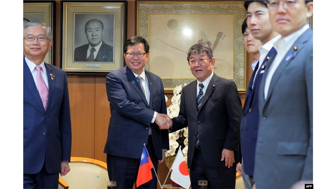 日本自民黨幹事長茂木敏充在東京會晤到訪的台灣行政院副院長鄭文燦(左)。(2023年6月28日)