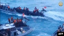 菲律宾武装部队2024年6月17日发布的视频截图照片显示,中国海岸警卫队成员在南中国海第二托马斯沙洲(中国称为仁爱礁)附近冲撞菲律宾海岸警卫队船只并发生暴力冲突。