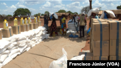 Deslocados recebem ajuda do Programa Mundial para a Alimentação em Chiúre, Cabo Delgado, Moçambique (Foto de Arquivo)