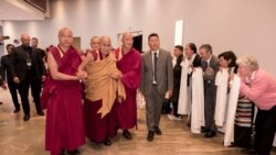 བོད་མི་ཧ་ཅང་མང་པོ་འདུ་འཛོམས་ཀྱིས་༸གོང་ས་མཆོག་ལ་ཕེབས་བསུ་ཞུས་པ། 