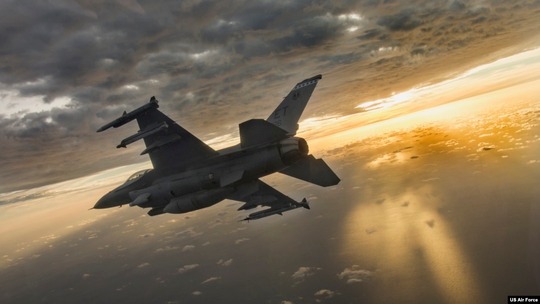 ARCHIVO - Un F-16 vuela durante una misión en la Base de la Fuerza Aérea Eglin, Florida, EEUU, el 14 de febrero de 2019.