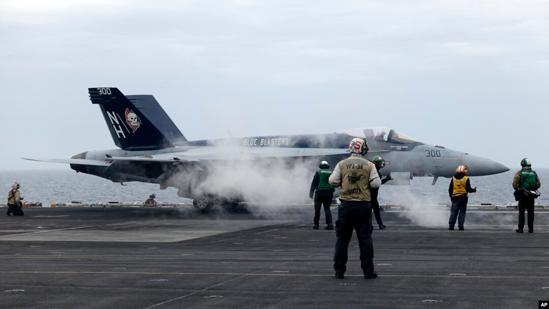 Un avión de combate F-18E se prepara para despegar del portaaviones USS Theodore Roosevelt el jueves 11 de abril de 2024, durante un ejercicio naval conjunto de tres días realizado por EEUU, Japón y Corea del Sur en el Mar de China Oriental. Corea. (Foto AP/Mari Yamaguchi)