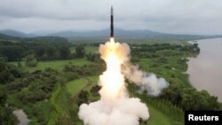 북한은 김정은 국무위원장이 참석한 가운데 신형 고체연료 대륙간탄도미사일(ICBM) 화성-18형을 시험발사했다며 사진을 공개했다.