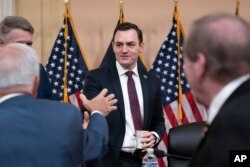 资料照：美国国会众议院美国和中国共产党战略竞争特设委员会2023年2月28日召开首场听证会，委员会主席、共和党联邦众议员迈克·加拉格尔（图中）主持。