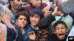 Palestinyen fe la ke pou resevwa manje nan Rafah, Gaza, 30 Novanm 2023.
