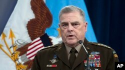 美国参联会主席米利将军在五角大楼与国防部长奥斯汀一道举行的记者会上讲话。(2023年7月18日)