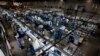 ARCHIVO - Trabajadores brasileños son vistos durante un proceso de fabricación de calzado en una fábrica en Novo Hamburgo, en el estado de Rio Grande do Sul en agosto de 2010. 