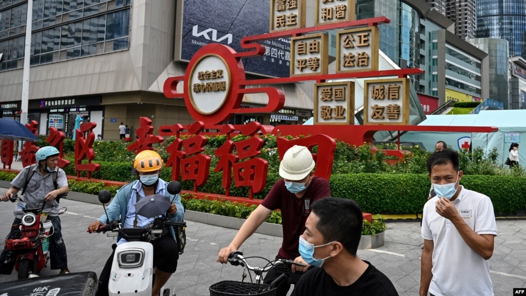 中國廣東深圳街頭樹立的宣傳社會主義核心價值的宣傳牌。 （2022年7日12日）