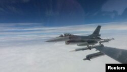 타이완 공군 F-16 전투기가 비공개 위치에서 순찰 임무를 수행하고 있다.