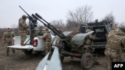 ARCHIVO - Militares ucranianos de defensa aérea, que participaron en las operaciones de defensa durante los recientes ataques a Kiev, preparan sus armas cerca de Kiev, el 3 de enero de 2024.