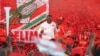 Arquivo: Filipe Nyusi (E), gesticula enquanto faz um discurso durante o último comício da campanha para as eleições gerais moçambicanas em 2019.