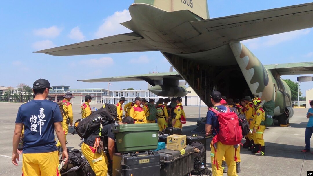 台灣空軍C-300雲運輸機準備從台南屏東軍事基地起飛將救援人員送往花蓮地震災區。 (2024年4月3日)