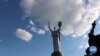 Kiyevdagi "Ona vatan" monumentiga o'rnatilgan gerb nimani anglatadi?