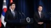 쥐스탱 트뤼도(왼쪽) 캐나다 총리와 윤석열 한국 대통령이 17일 서울 용산 대통령실 청사에서 회담 직후 공동회견하고 있다. 