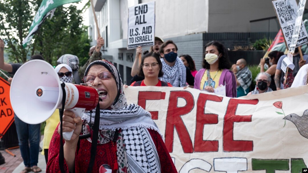 Džavahir Kamal vodi propalestiski protest u Atlanti pred miting Donalda Trampa, jun 2024. (AP/Ben Gray)