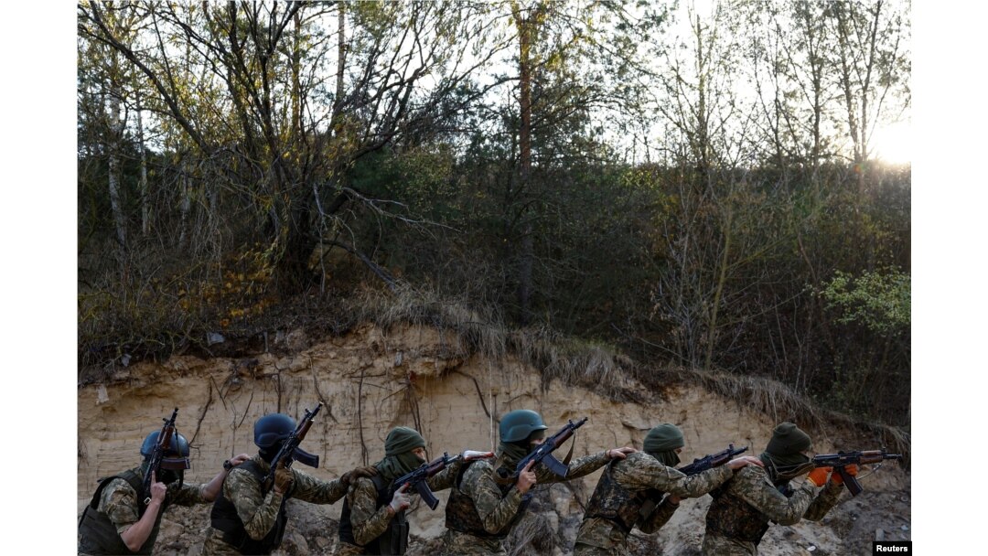 Miembros del Batallón Siberiano de la Legión Internacional de las Fuerzas Armadas de Ucrania asisten a ejercicios militares, en medio del ataque de Rusia contra Ucrania, en un lugar no revelado en la región de Kiev, Ucrania, el 24 de octubre de 2023.