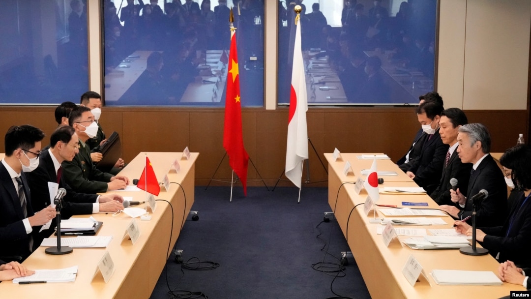 日本外務省副大臣山田重郎（Shigeo Yamada，Japanese Senior Deputy Minister for Foreign Affairs）（右起第二位）,2023年2月22日在日本外務省同中國外交部副部長孫偉東舉行日-中安全對話。