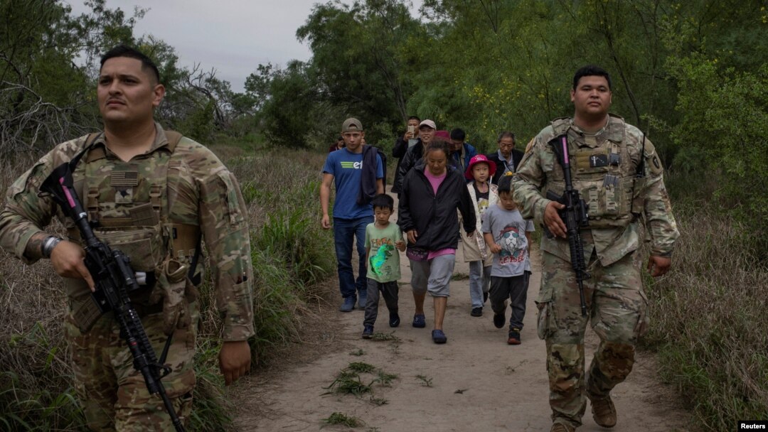 德州國民自衛隊成員押解一批來自中國和南美穿越美墨邊境進入美國的非法移民。(2023年4月5日)