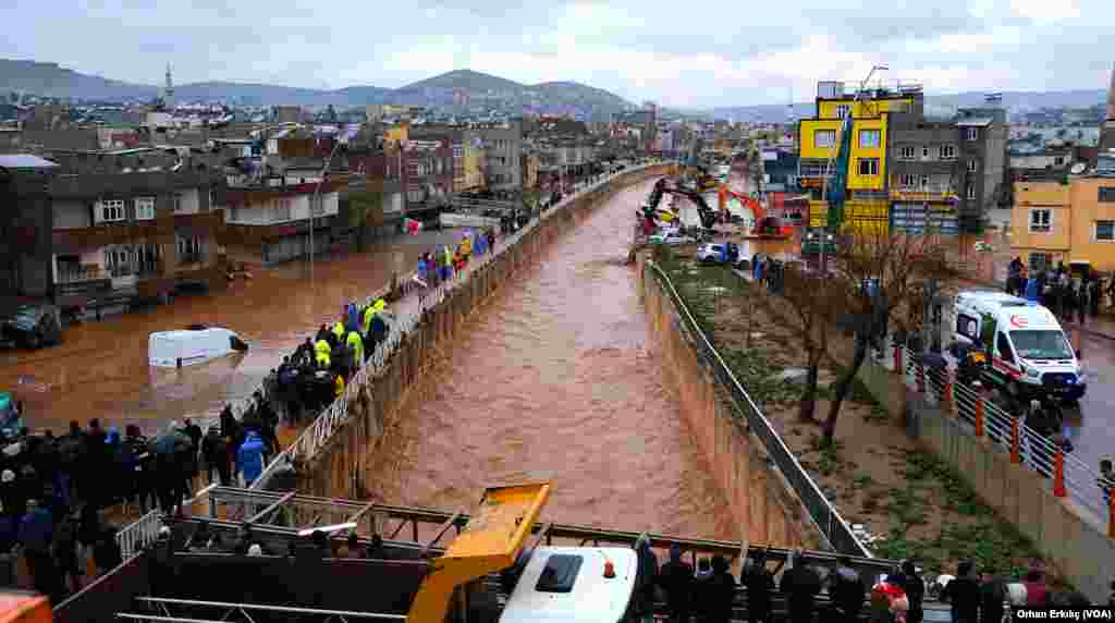 Şanlıurfa'da bir alt geçit sular altında kaldı, ekipler 2 kişinin cesedine ulaştı. 