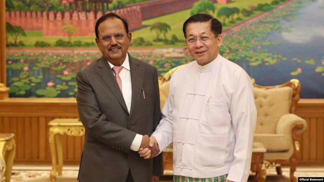 အိန္ဒိယအမျိုးသားလုံခြုံရေးအကြံပေး Ajit Doval စစ်ကောင်စီအကြီးအကဲနှင့် နေပြည်တော်မှာ တွေ့ဆုံနေစဉ်။