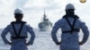 Thủy thủ Philippines theo dõi tàu HMCS Montreal của Canada trong Hoạt động hợp tác hàng hải đa phương (MMCA) chung giữa Philippines, Hoa Kỳ, Canada và Úc tại Biển Đông.