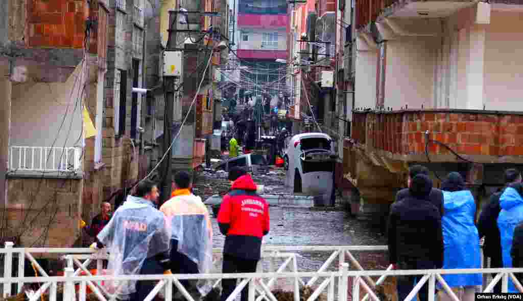 Can kayıplarına neden olan afetin ardından bölgede arama kurtarma faaliyetleri sürüyor. 