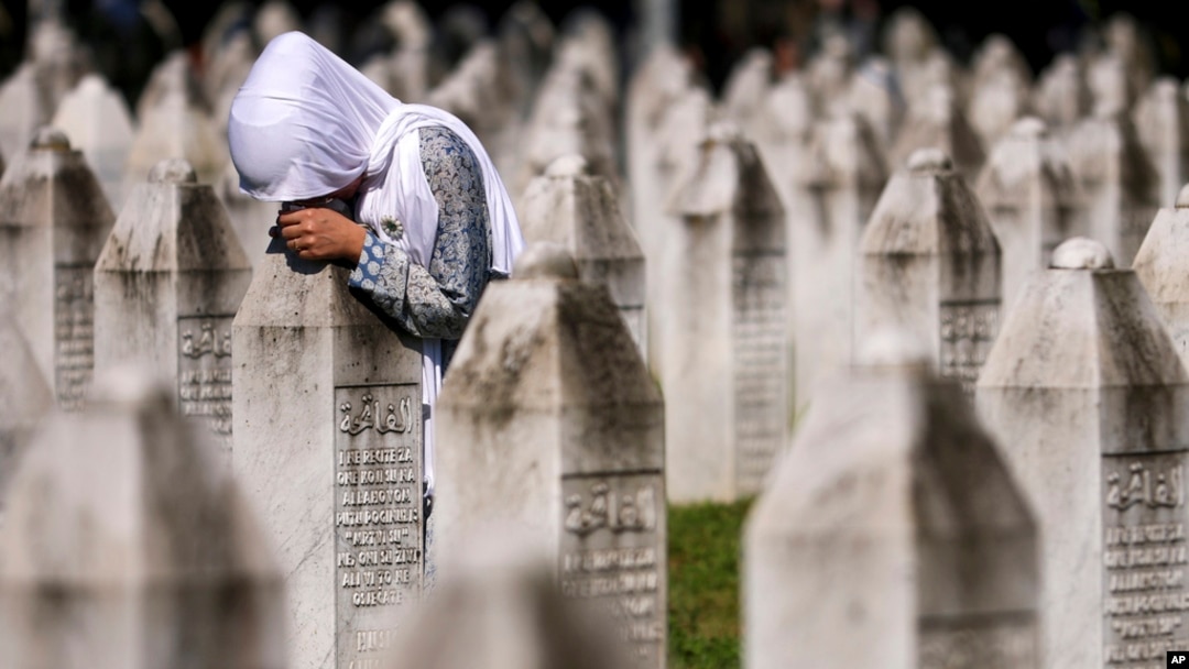 Arhiva - Žena tuguje pored groba svog bližnjeg, žrtve genocida u Srebrenici, u Memorijalnom centru Srebrenica, u Potočarima, 11. jula 2024.