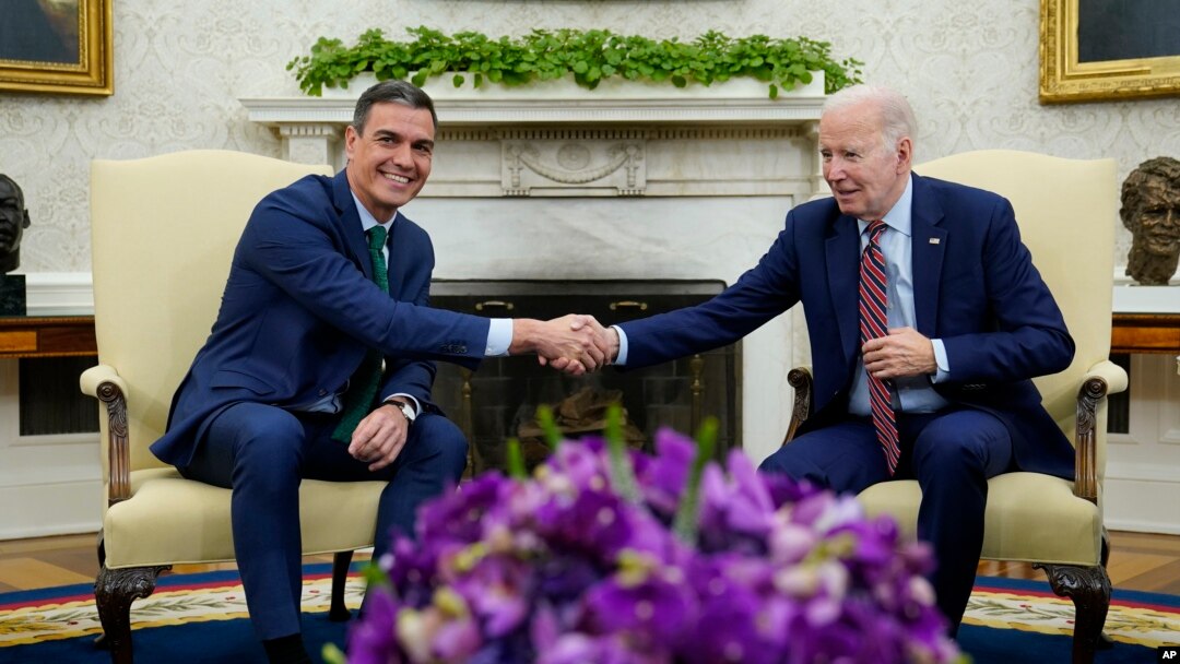 El presidente Joe Biden, a la derecha, le da la mano al presidente de España, Pedro Sánchez, en una reunión en la Oficina Oval de la Casa Blanca en Washington, el 12 de mayo de 2023.