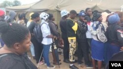 Abanye abantu ababhalisele ukuvota koBulawayo ngoMvulo. (Photo: Annahstacia Ndlovu)