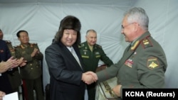 朝鲜领导人金正恩与俄罗斯国防部长绍伊古在访问俄罗斯符拉迪沃斯托克期间握手。（2023年9月16日）