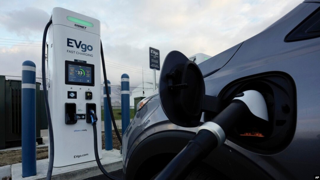 ARHIVA - Električno vozilo tokom punjenja na stanici EVgo u Detroitu, 16. novembra 2022.