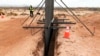 En esta imagen del 6 de abril de 2018 cortesía de la Oficina de Aduanas y Protección Fronteriza, se observa el nuevo tipo de muro fronterizo que reemplazará a las malla existente cerca del puerto de ingreso de Santa Teresa, Nuevo México. 
