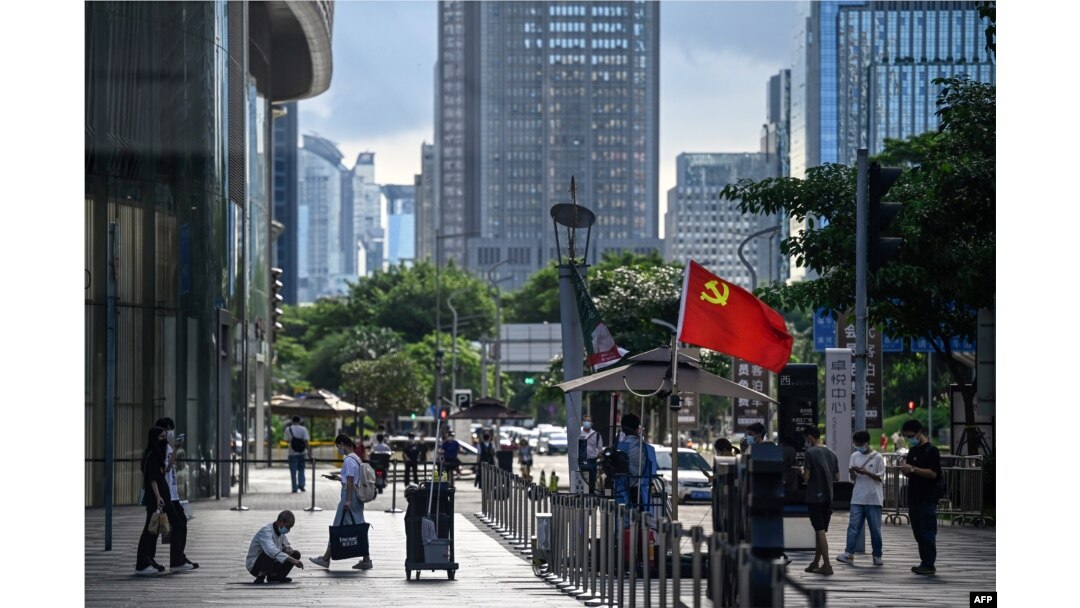 中國廣東省深圳一家超市的入口檢查站插著一面中共黨旗。 (2022年7月8日)