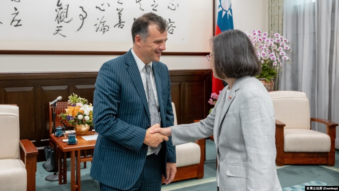 台灣總統蔡英文4月16日在台北總統府歡迎新西蘭穆尼（Joseph Mooney）議員率領紐西蘭國會跨黨派議員訪問台灣。 （照片來自台灣總統府推特）