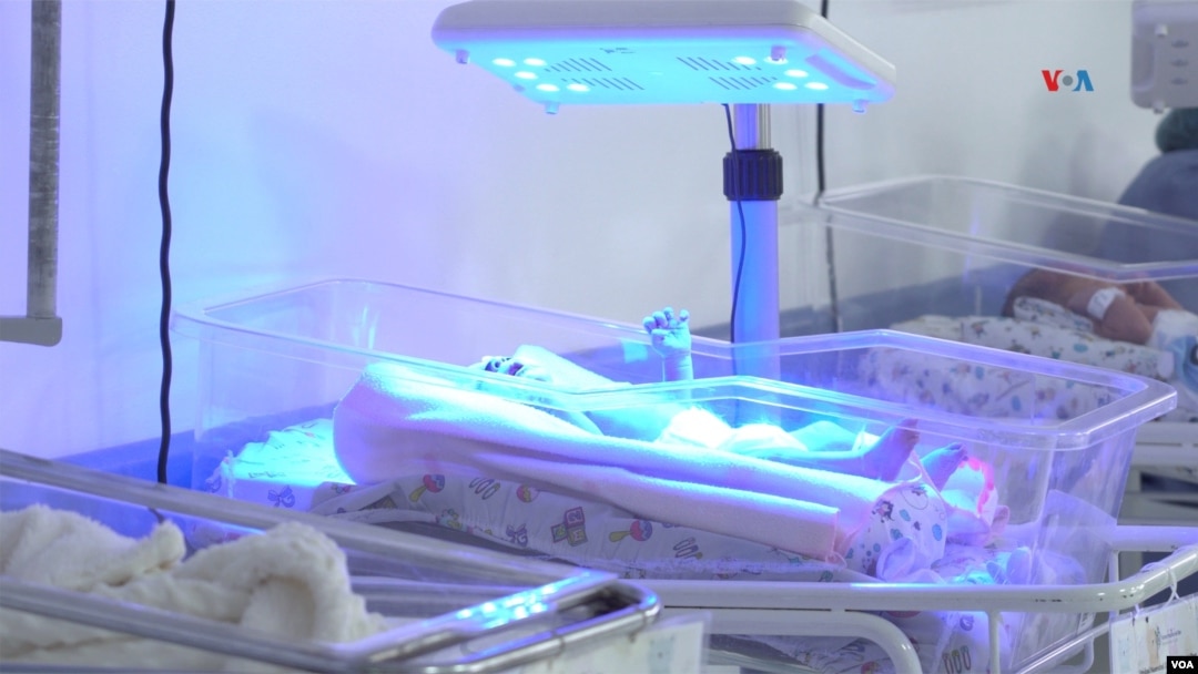 Bebés recién nacidos en un hospital en Bogotá. (Foto: Juan Hernández, VOA)