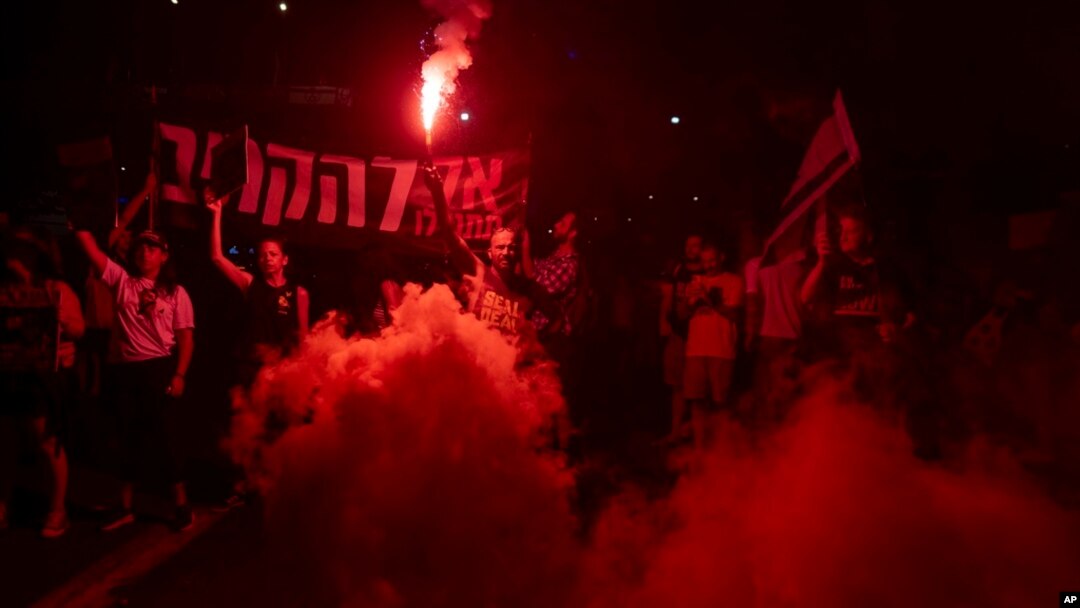 Familiares de rehenes retenidos por Hamás en la Franja de Gaza y sus partidarios protestan en Tel Aviv, Israel, el 15 de agosto de 2024.