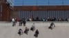 Migrantes se acercan al muro fronterizo en Ciudad Juárez, México, el 21 de diciembre de 2022, al otro lado de la frontera desde El Paso, Texas, EEUU.