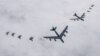 미 공군 전략폭격기 B-52H 2대(가운데)와 F-16 전투기 4대(오른쪽), 한국 공군 F-35 전투기 4대(왼쪽)가 지난달 14일 한반도 상공에서 연합훈련을 했다. 한국 국방부 제공 사진.