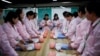 上海Yipeitong培训中心用塑料娃娃培训妇女成为有照顾新生儿技能的月嫂。（2023年3月2日）