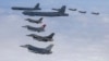 미 공군 전략폭격기 B-52H 2대(가운데)와 F-16 전투기 4대(아래), 한국 공군 F-35 전투기 4대(오른쪽 위)가 14일 한반도 상공에서 연합훈련을 했다. 한국 국방부 제공 사진.