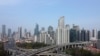 资料照片：2022年3月30日，中国上海的高速公路和建筑物鸟瞰。（路透社照片）