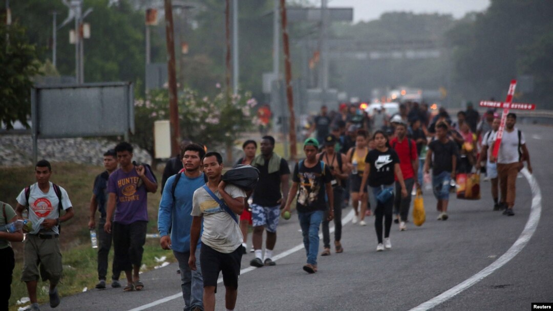 Migrantes, detenidos durante meses en el sur de México, continúan su viaje en una caravana que se dirige a la Ciudad de México para acelerar sus solicitudes de asilo en Estados Unidos, en Huixtla, en el estado de Chiapas, México, 26 de abril de 2023.