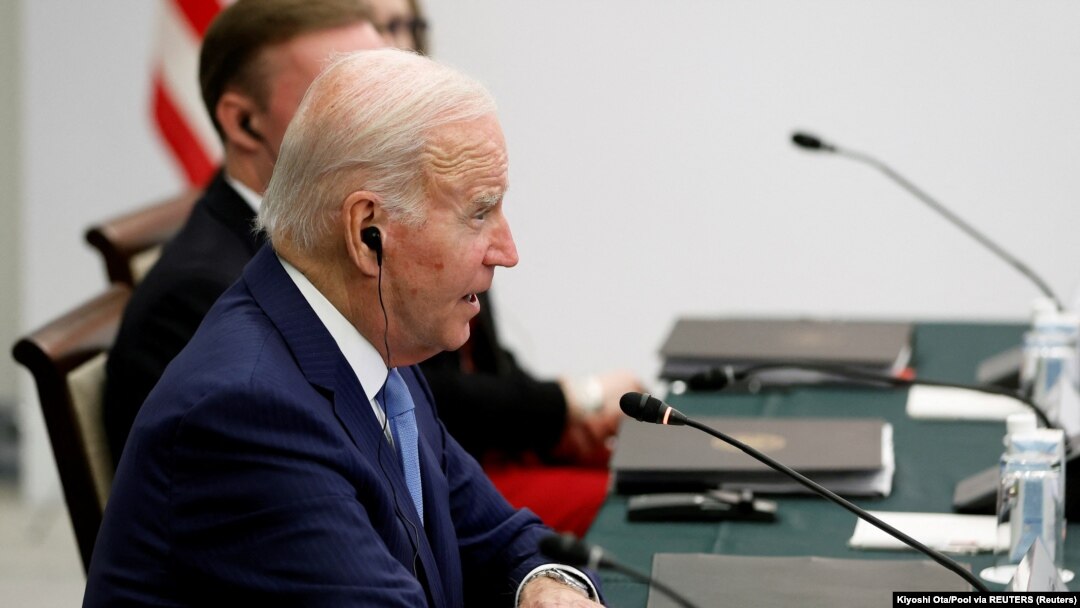 Predsednik SAD Džo Bajden u razgovoru sa premijerom Japana pred samit lidera Grupe 7 najrazvijenijih država sveta u Hirošimi (Foto: Reuters/Kiyoshi Ota/Pool)