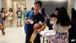 资料照片：国际学生们在德克萨斯州理查森市德克萨斯大学达拉斯分校参加新生迎新活动。（美联社2015年8月22日）
