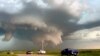 Una vista general muestra nubes de tormenta moviéndose en Beaver, Oklahoma, el 17 de junio de 2023, en esta imagen fija obtenida de un video de las redes sociales. (Thea Sandmael vía Reuters)