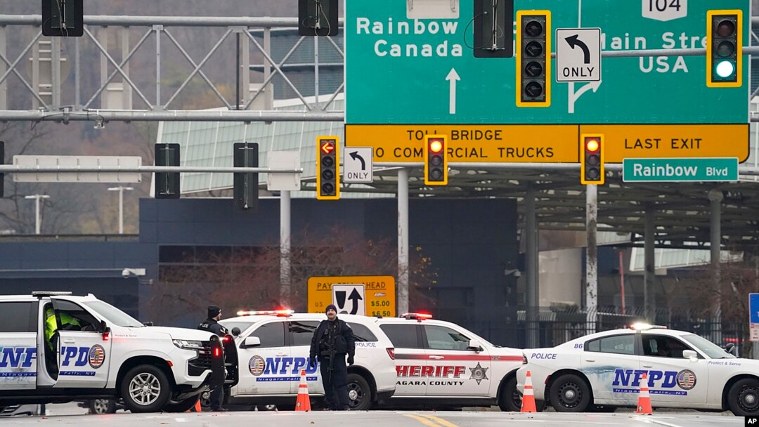 Personal encargado de hacer cumplir la ley bloquea la entrada al Puente Arcoíris, el miércoles 22 de noviembre de 2023, en las Cataratas del Niágara, Nueva York.